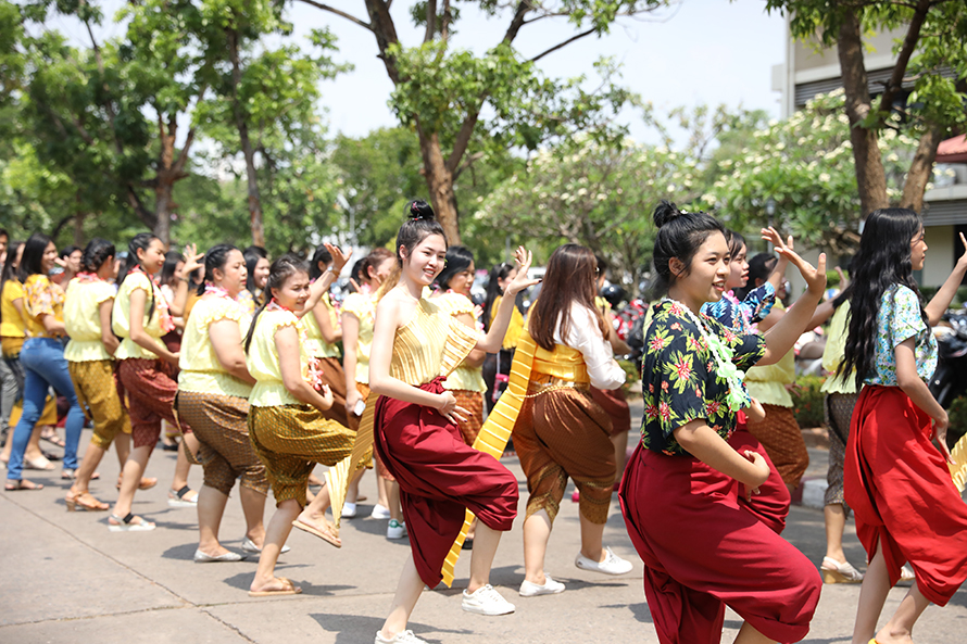 กิจกรรม รดน้ำดำหัวขอพรผู้ใหญ่ฯ