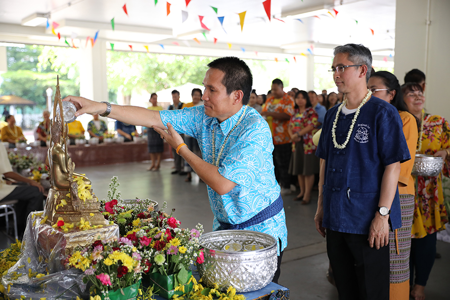 กิจกรรม รดน้ำดำหัวขอพรผู้ใหญ่ฯ