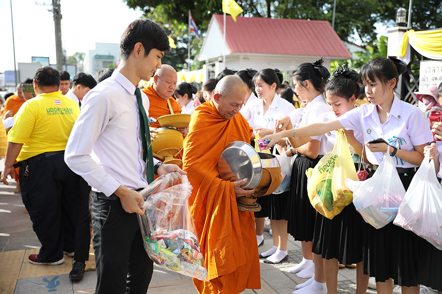 ตักบาตร วันเฉลิมฯ