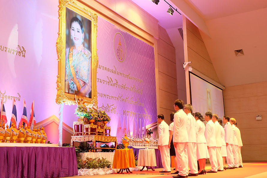 พิธีถวายเครื่องราชสักการะ จุดเทียนถวายพระพรชัยมงคลฯ