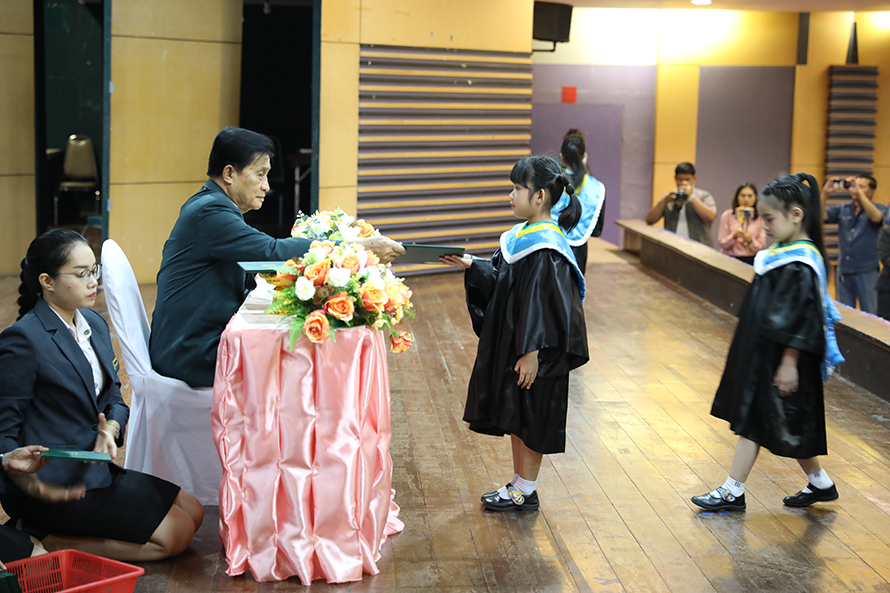 พิธีมอบวุฒิบัตร ให้กับนักเรียน ที่สำเร็จการศึกษาระดับชั้นอนุบาล
