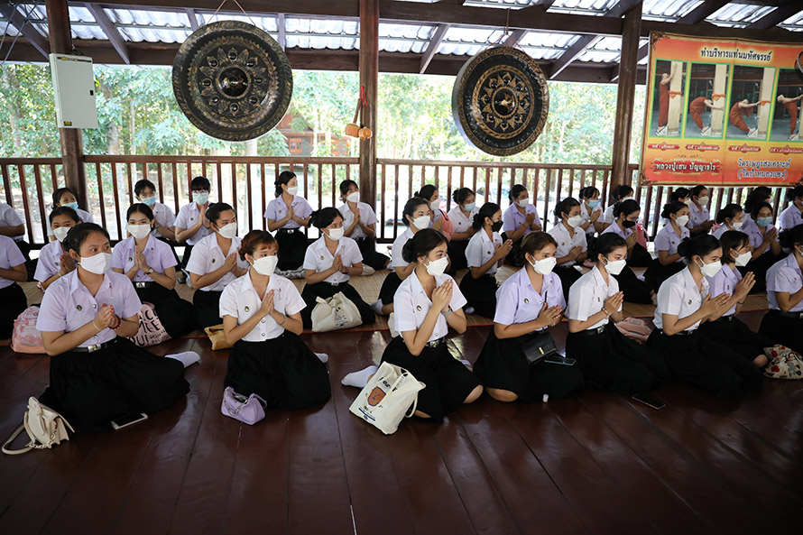 ทอดผ้าป่าสามัคคีเพื่อสมทบทุนจัดหารถพยาบาล