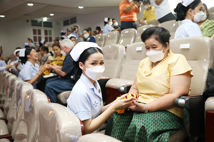 พิธีมอบหมวกเเละเข็ม