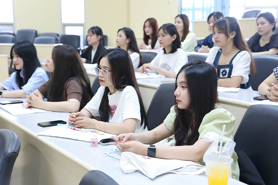 ต้อนรับนักศึกษาเวียดนามฯ