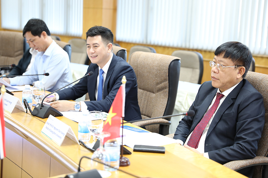 ต้อนรับ มหาวิทยาลัยกว๋างบิ่ง