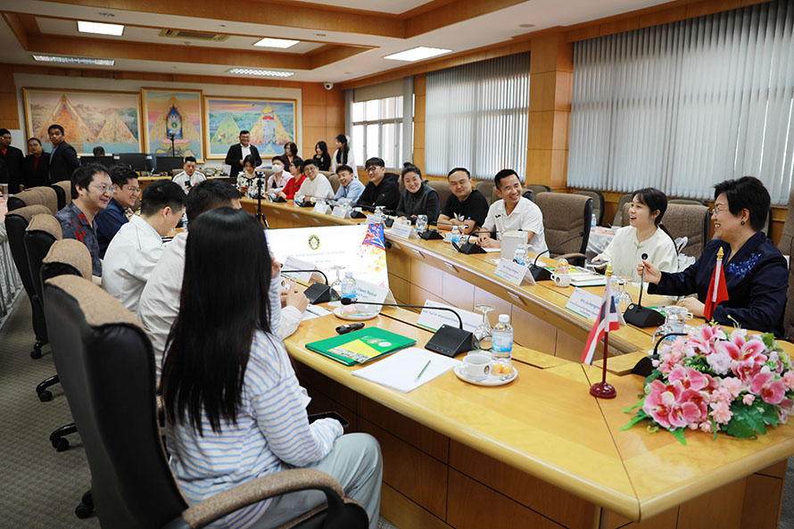 ต้อนรับคณะกงสุลใหญ่ฯ